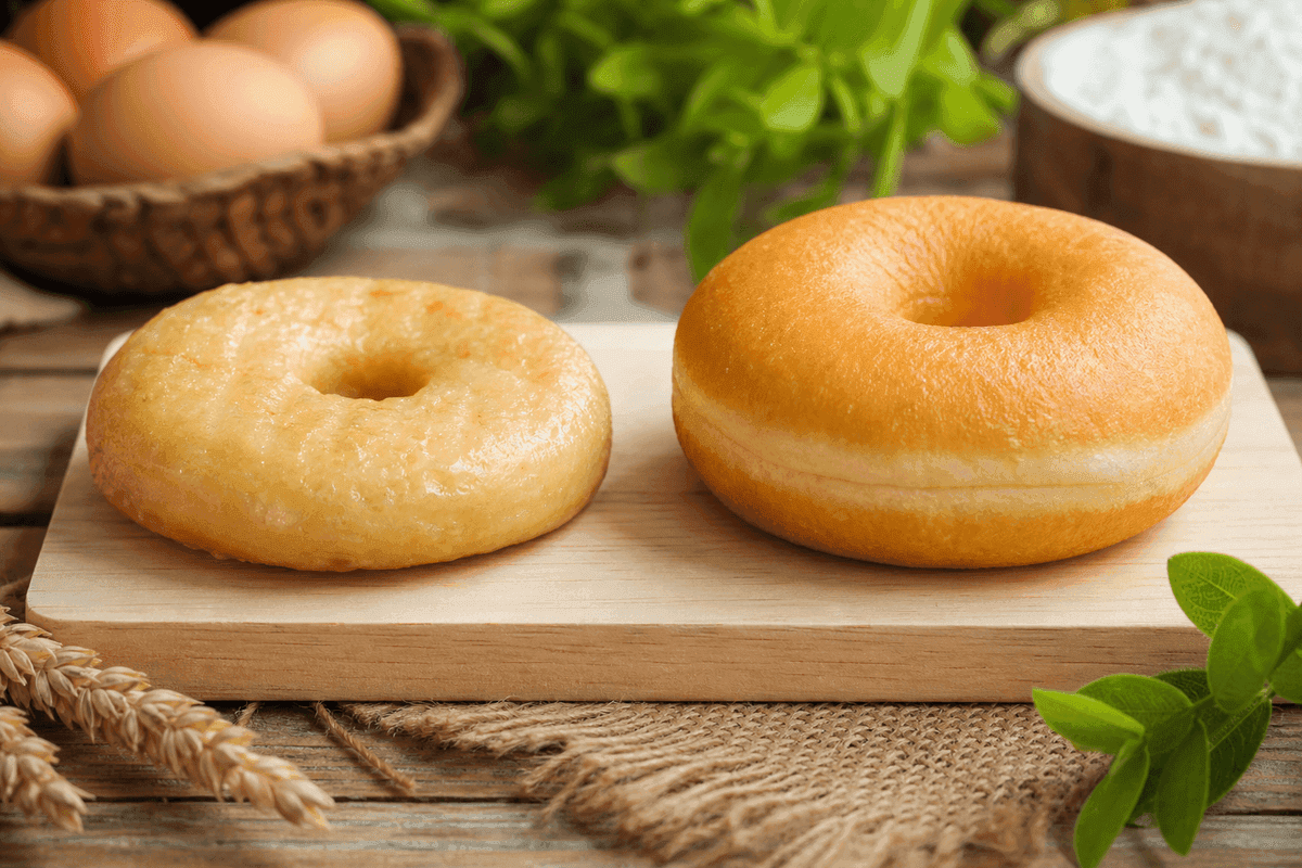 Perbandingan donat gagal yang pucat dan pipih dengan donat empuk yang mengembang tinggi dan bercincin putih