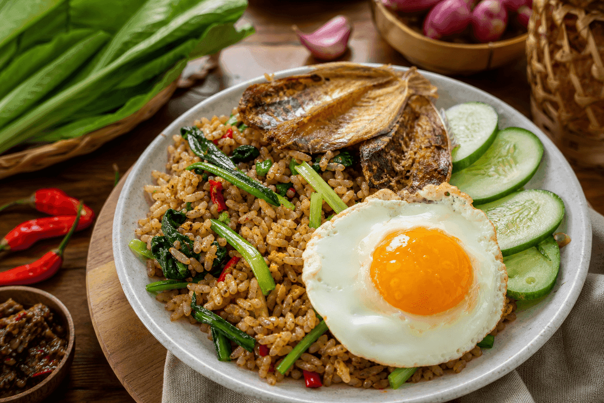Nasi goreng kampung dengan ikan asin dan telur di atas piring